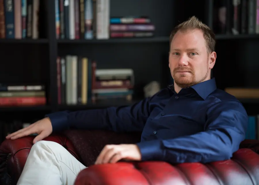 Press photo 04 of David Jacoby: Relaxed on a leather sofa, library