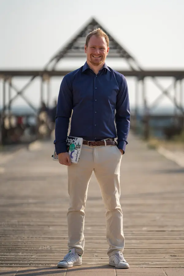 Press photo 07 of David Jacoby: On the pier, laptop under his arm