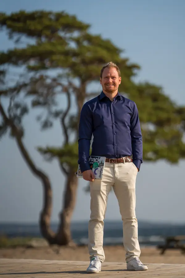 Press photo 08 of David Jacoby: By a pine tree at the coast