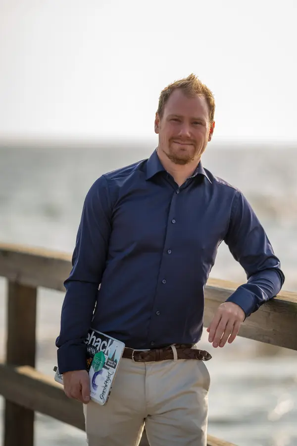 Press photo 09 of David Jacoby: Leaning on a railing by the sea