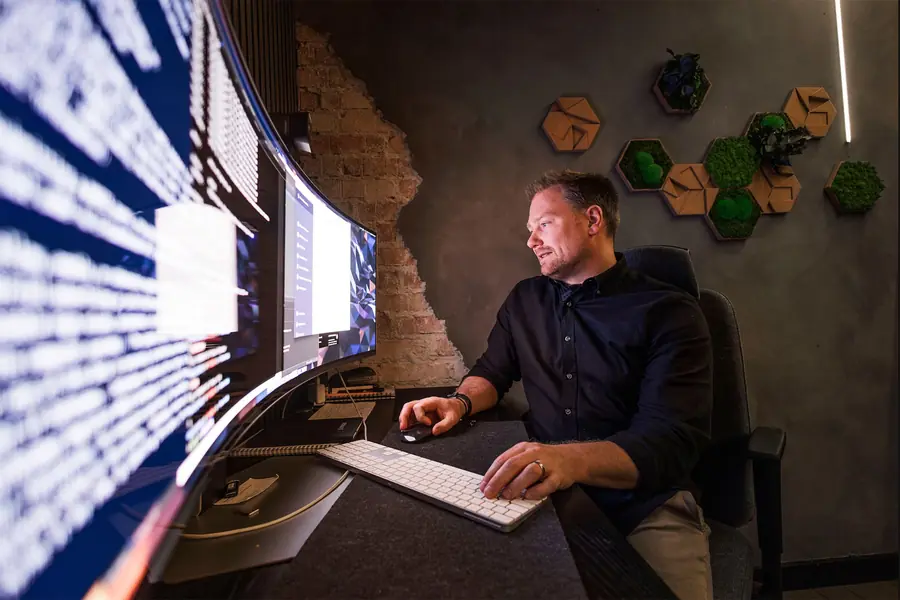 Press photo 17 of David Jacoby: At the desk, wide. photo by Julia Olsson