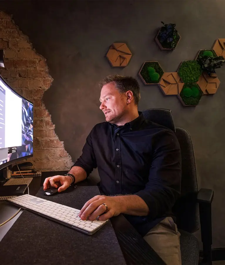 Press photo 18 of David Jacoby: At the desk. photo by Julia Olsson